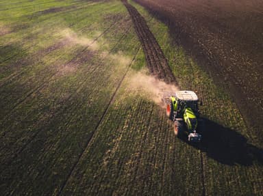 Trator agrícola trabalhando